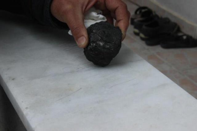 Ot biçerken bahçede gök taşı buldu 2