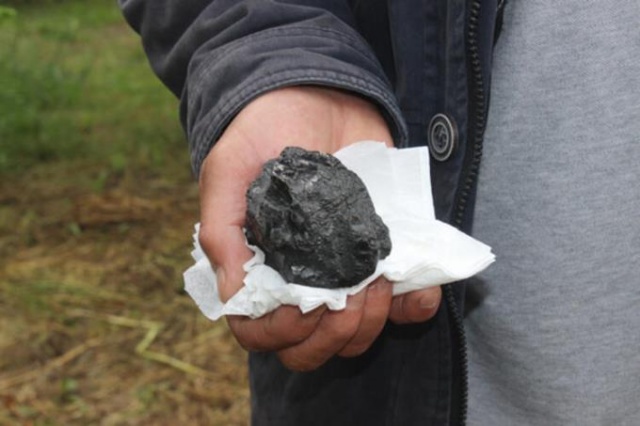 Ot biçerken bahçede gök taşı buldu 3