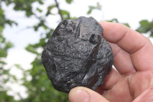 Ot biçerken bahçede gök taşı buldu 4