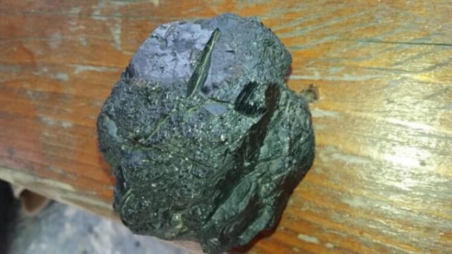 Ot biçerken bahçede gök taşı buldu 8