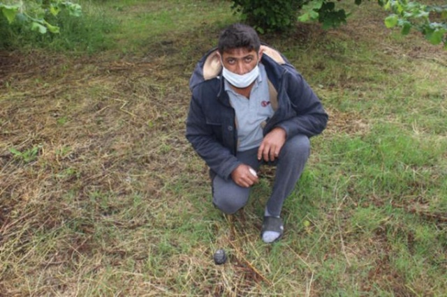 Ot biçerken bahçede gök taşı buldu 7