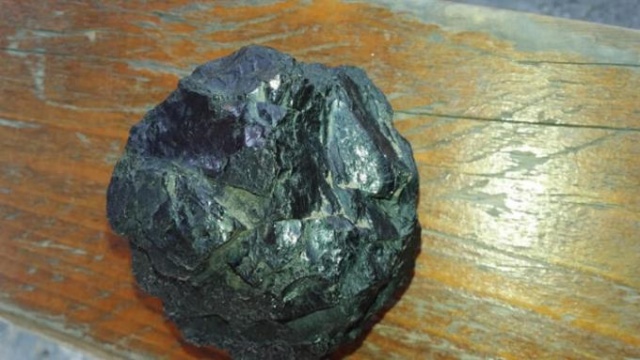 Ot biçerken bahçede gök taşı buldu 9