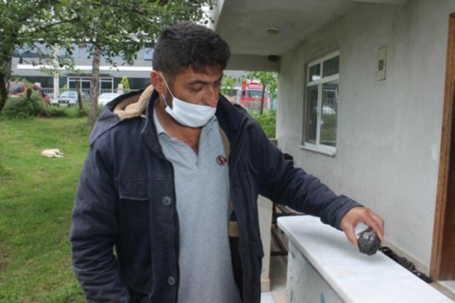Ot biçerken bahçede gök taşı buldu 10
