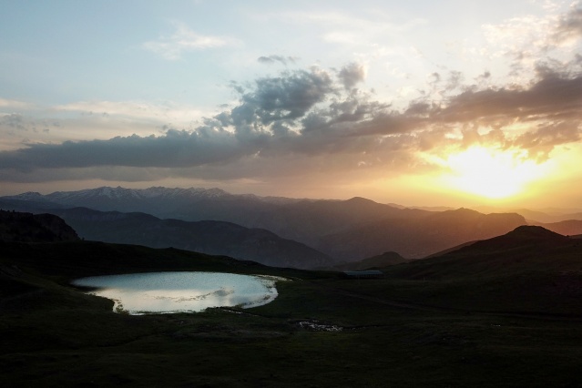 Dipsiz gölün güzelliği büyülüyor 5