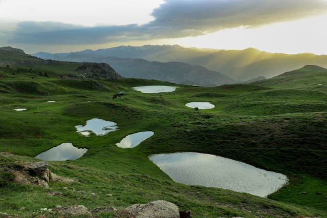 Dipsiz gölün güzelliği büyülüyor 7