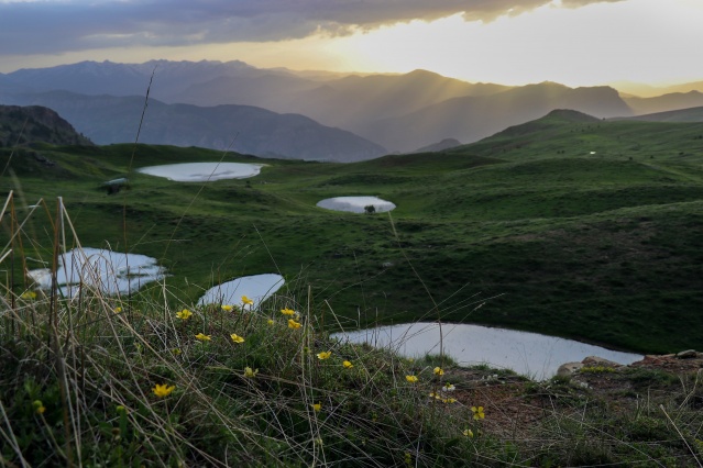 Dipsiz gölün güzelliği büyülüyor 8