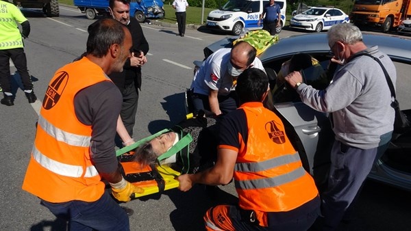 65 yaş üstü annesini Trabzon'a getirirken kaza yaptı 6