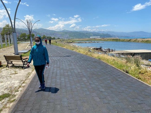 Trabzon'da güzel havayı gören sahile koştu 2