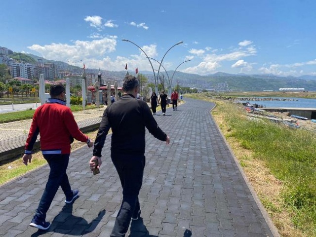 Trabzon'da güzel havayı gören sahile koştu 5
