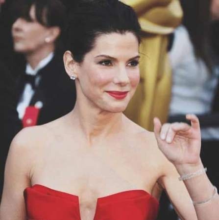 Sandra Bullock genç görünmek için çocuk derisi enjekte ettiriyor 6