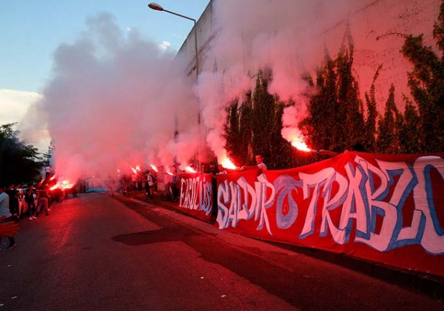 Taraftarlar Trabzonspor'u böyle uğurladı 2