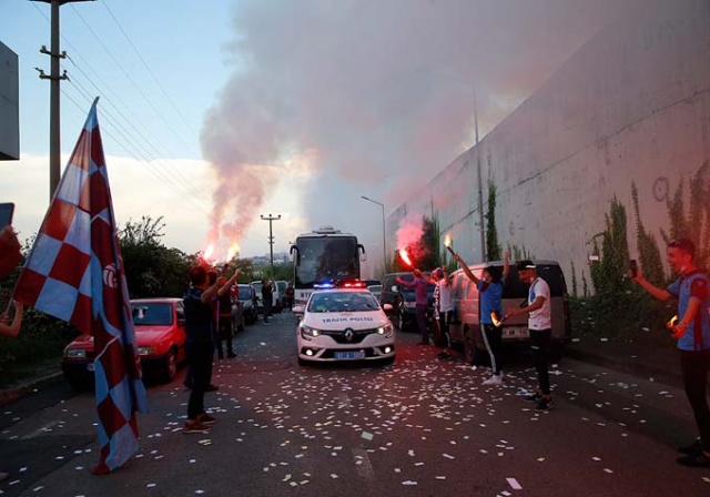 Taraftarlar Trabzonspor'u böyle uğurladı 3
