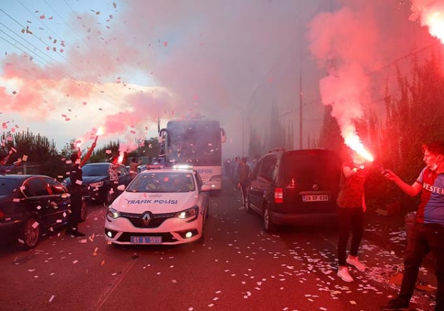 Taraftarlar Trabzonspor'u böyle uğurladı 4