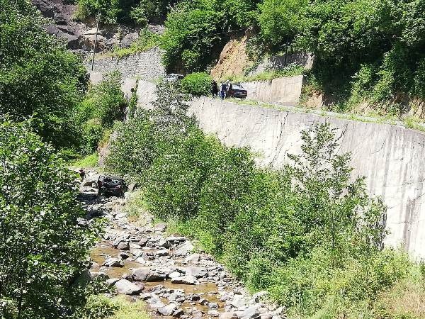 Trabzon'da otomobil dere yatağına yuvarlandı: 1'i ağır 2 yaralı 6