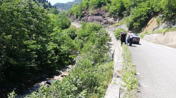 Trabzon'da otomobil dere yatağına yuvarlandı: 1'i ağır 2 yaralı 2