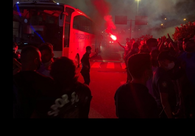 Alanya'dan dönen Trabzonspor'a gece yarısı coşkulu karşılama 3