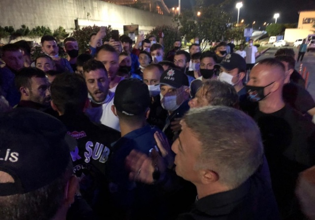 Alanya'dan dönen Trabzonspor'a gece yarısı coşkulu karşılama 9