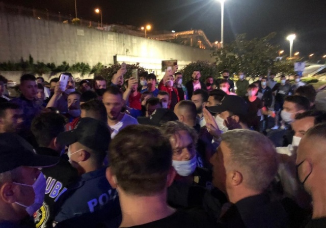 Alanya'dan dönen Trabzonspor'a gece yarısı coşkulu karşılama 4