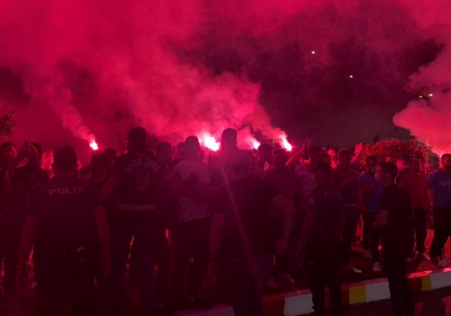 Alanya'dan dönen Trabzonspor'a gece yarısı coşkulu karşılama 5