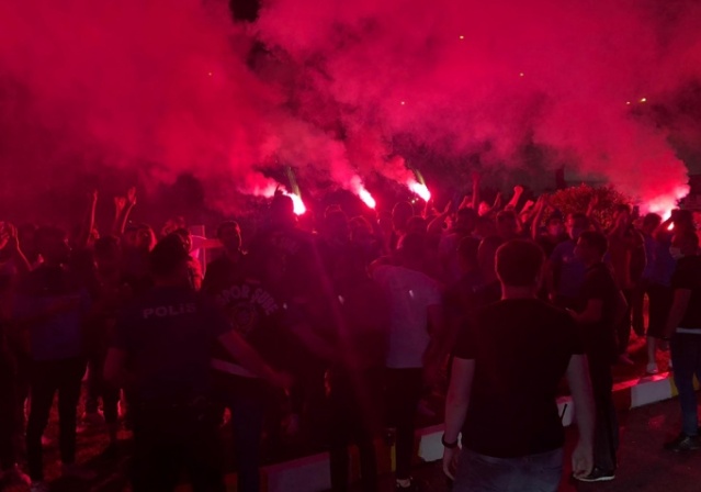 Alanya'dan dönen Trabzonspor'a gece yarısı coşkulu karşılama 6