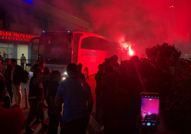 Alanya'dan dönen Trabzonspor'a gece yarısı coşkulu karşılama 2
