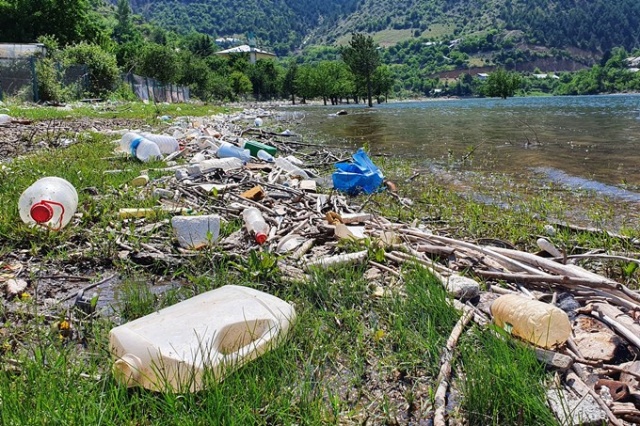 Baraj gölü çöplüğe döndü 16