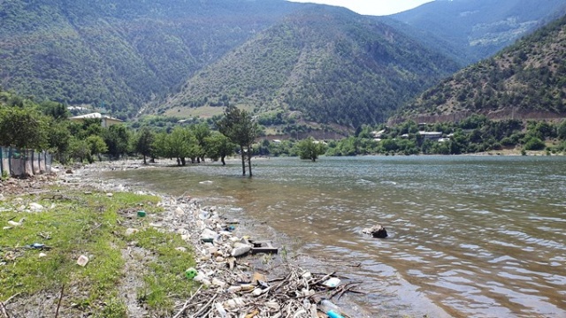 Baraj gölü çöplüğe döndü 10