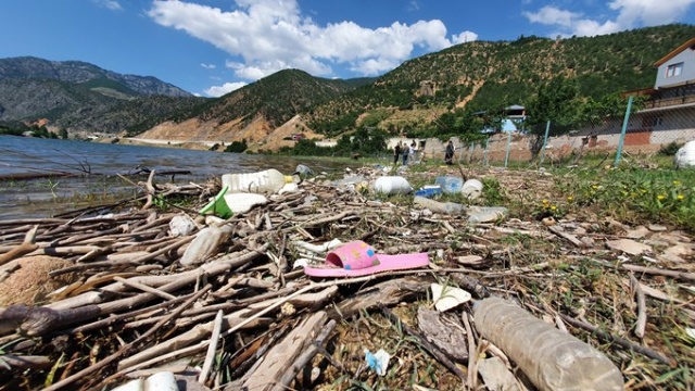 Baraj gölü çöplüğe döndü 17