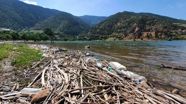 Baraj gölü çöplüğe döndü 11