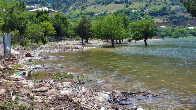 Baraj gölü çöplüğe döndü 14