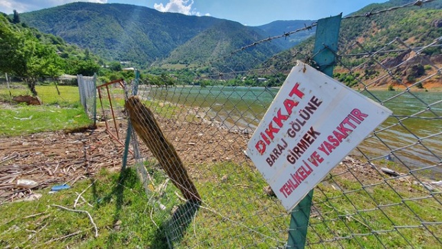 Baraj gölü çöplüğe döndü 9