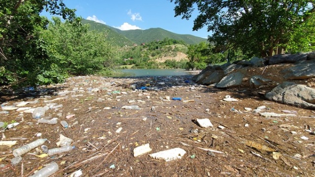 Baraj gölü çöplüğe döndü 13