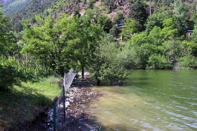 Baraj gölü çöplüğe döndü 18