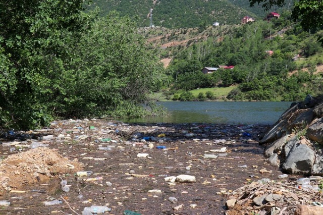 Baraj gölü çöplüğe döndü 5