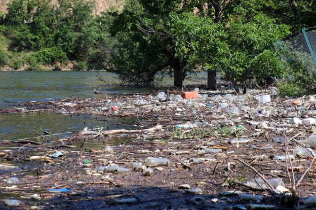 Baraj gölü çöplüğe döndü 6