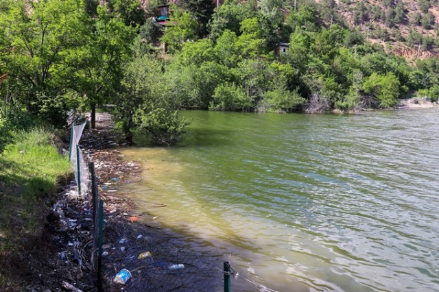 Baraj gölü çöplüğe döndü 12