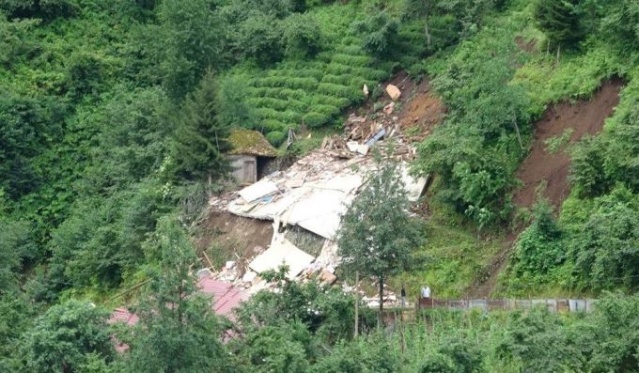Trabzon'da korkunç manzara: 3 katlı ev yerle bir oldu 7