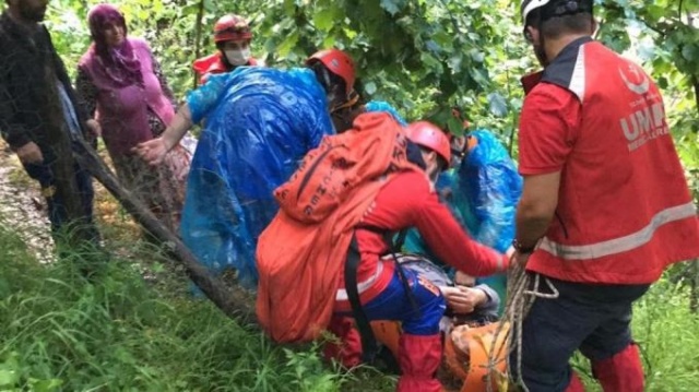 Trabzon'da korkunç manzara: 3 katlı ev yerle bir oldu 2