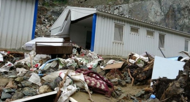 Trabzon'da korkunç manzara: 3 katlı ev yerle bir oldu 4