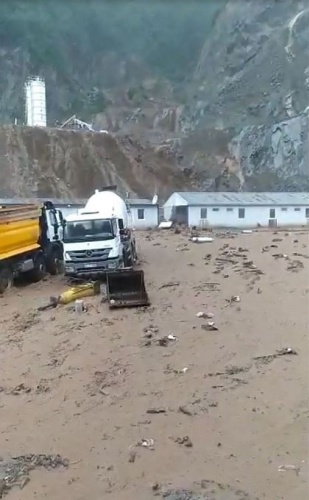 Trabzon'da korkunç manzara: 3 katlı ev yerle bir oldu 5