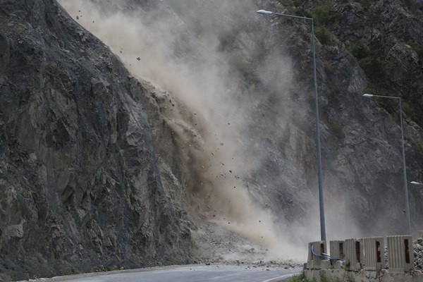 Görenler heyelan sandı ama bakın ne yapıyorlar 11