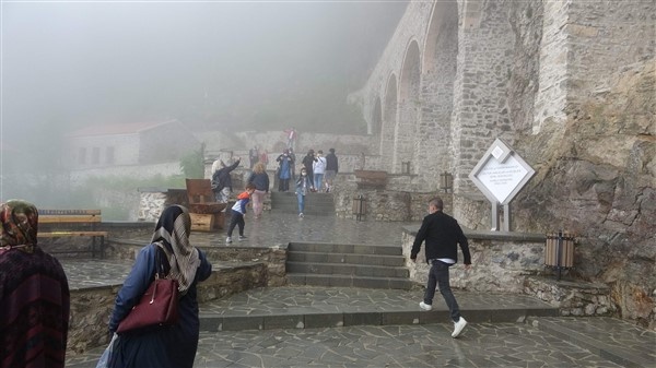 Sümela tamamen açılmamasına rağmen ziyaretçi akınına uğruyor 5