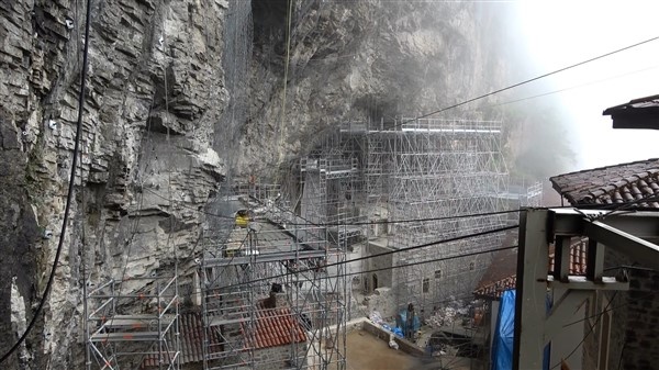 Sümela tamamen açılmamasına rağmen ziyaretçi akınına uğruyor 10