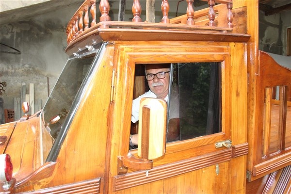 Rizeli mobilya ustası ahşap kamyonet yaptı 10