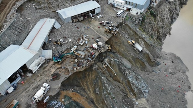 Selin vurduğu şantiyede çok sayıda araç hasar gördü 6