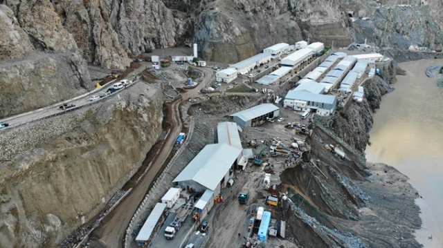 Selin vurduğu şantiyede çok sayıda araç hasar gördü 10