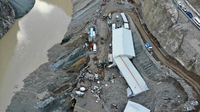 Selin vurduğu şantiyede çok sayıda araç hasar gördü 3