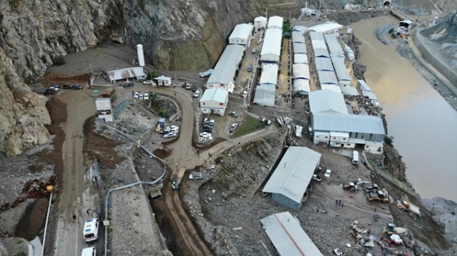 Selin vurduğu şantiyede çok sayıda araç hasar gördü 8