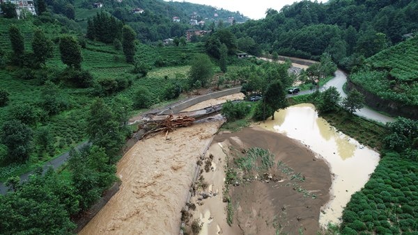 Rize’de selin hasarı, gün ağarınca ortaya çıktı 5