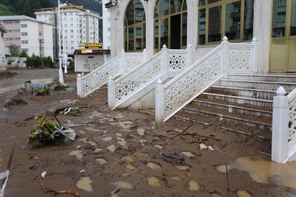 Rize’de selin hasarı, gün ağarınca ortaya çıktı 16